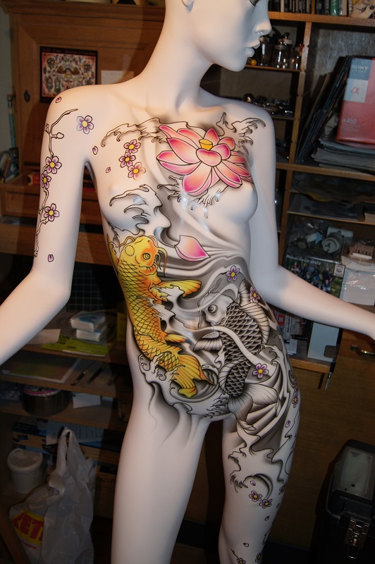 Peinture aérographe sur mannequin motif carpes et fleurs